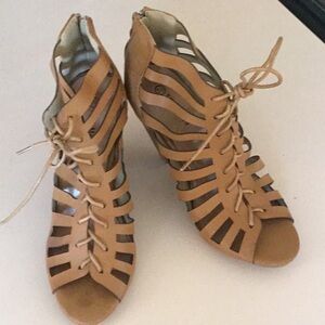 Top MODA laced up heals